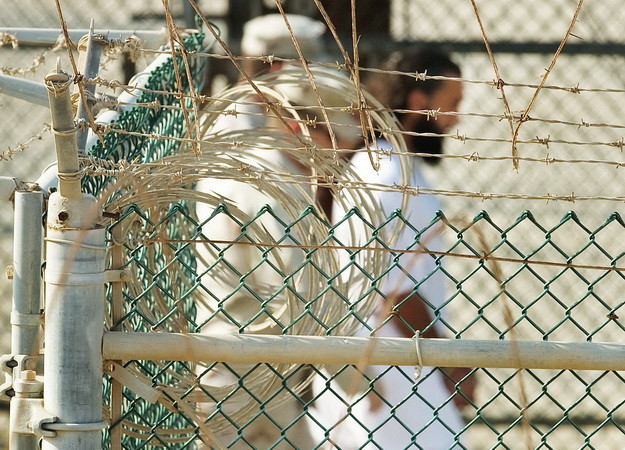 [Video] Mỹ chuyển 15 tù nhân khỏi nhà tù khét tiếng Guantanamo ảnh 1