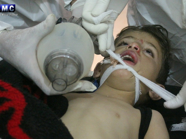 Trẻ em bị nhiễm khí độc trong vụ tấn công tại thị trấn Khan Sheikhoun được điều trị trong một bệnh viện ở Idlib, miền bắc Syria ngày 4/4. (Nguồn: EPA/TTXVN) Mỹ sẽ không cung cấp bằng chứng về tấn công hóa học Syria ảnh 1
