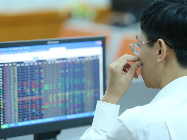 Ảnh minh họa. (Nguồn: PV/Vietnam+) Thị trường giằng co, chứng khoán chốt phiên trong sắc xanh ảnh 1