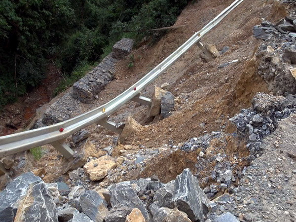 Yên Bái: Một quả đồi bị lún sụt, nguy cơ vùi lấp nhiều hộ dân ảnh 1