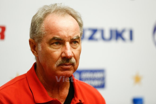 Huấn luyện viên Alfred Riedl. (Ảnh: Minh Chiến/Vietnam+) Alfred Riedl và Nguyễn Hữu Thắng - sự sắp đặt thú vị của lịch sử ảnh 1