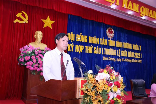 Giám đốc Sở Y tế tỉnh Bình Dương Nguyễn Hồng Chương trả lời tại phiên chất vấn Kỳ họp thứ 6, Hội đồng nhân dân tỉnh Bình Dương khóa X. (Ảnh: Chí Tưởng/TTXVN) Bác sỹ bỏ việc hàng loạt, Bình Dương cần tuyển dụng 786 chỉ tiêu ảnh 1