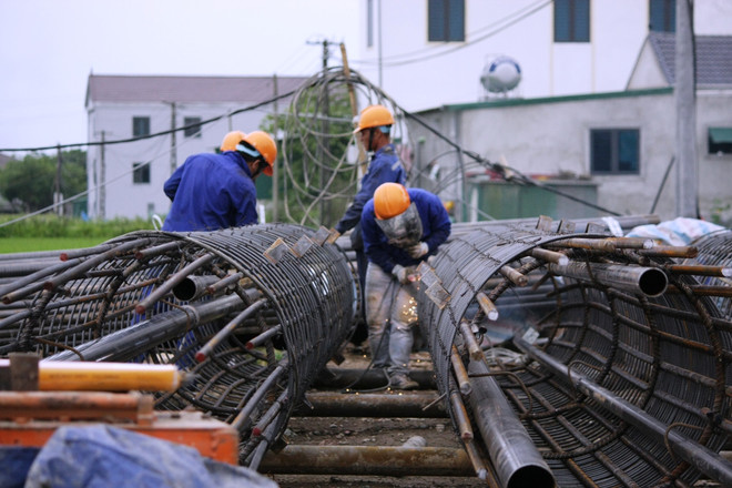 Công nhân đang làm ván khuôn thép trụ cầu. (Ảnh: Việt Hùng/Vietnam+) vnp-gia-thep-17012024-1055.jpg