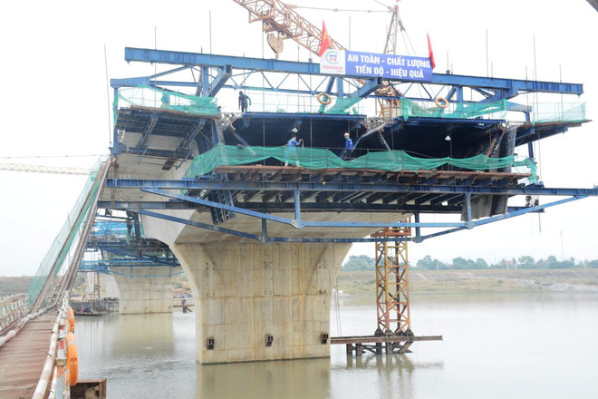 Các nhà thầu trong lien danh đã có sự hỗ trợ lẫn nhau trong công tác thi công dự án giao thông. (Ảnh: Việt Hùng/Vietnam+) vnp-cau-nui-do-cao-toc-bac-nam-17012024-6272.jpg