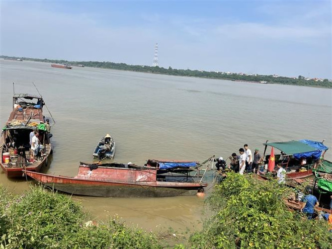 Hà Nội: Thuyền đánh cá va chạm với sà lan, một người tử vong ảnh 2