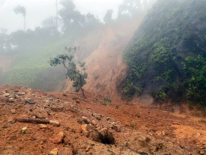 Thừa Thiên-Huế: Đường Hồ Chí Minh qua A Lưới bị sạt lở nghiêm trọng ảnh 1