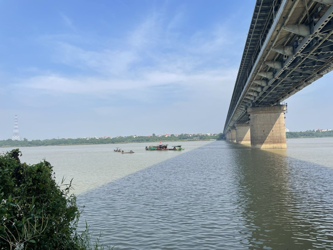 Hà Nội: Thuyền đánh cá va chạm với sà lan, một người tử vong ảnh 1