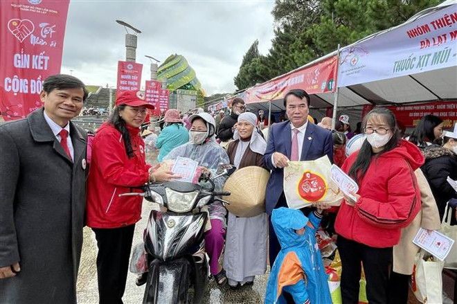 Phó chủ tịch UBND tỉnh Lâm Đồng Phạm S tặng quà cho người có hoàn cảnh khó khăn trong Hội chợ Tết nhân ái Xuân Quý Mão 2023. (Ảnh: Nguyễn Dũng/TTXVN) Ấm lòng những hoạt động hỗ trợ người nghèo dịp Tết Nguyên đán ảnh 1