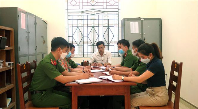 Lực lượng chức năng họp bàn giải pháp để tuyên truyền người dân hiểu và từ bỏ tổ chức bất hợp pháp Dương Văn Mình. (Ảnh: Vũ Quang/TTXVN) Tuyên Quang: Kiên quyết xóa bỏ tổ chức bất hợp pháp Dương Văn Mình ảnh 3