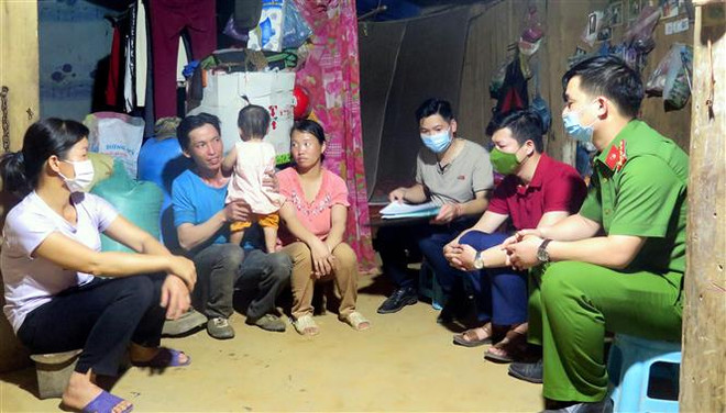 Tuyên truyền để người dân hiểu và từ bỏ tổ chức bất hợp pháp Dương Văn Mình. (Ảnh: Vũ Quang/TTXVN) Tuyên Quang: Kiên quyết xóa bỏ tổ chức bất hợp pháp Dương Văn Mình ảnh 1