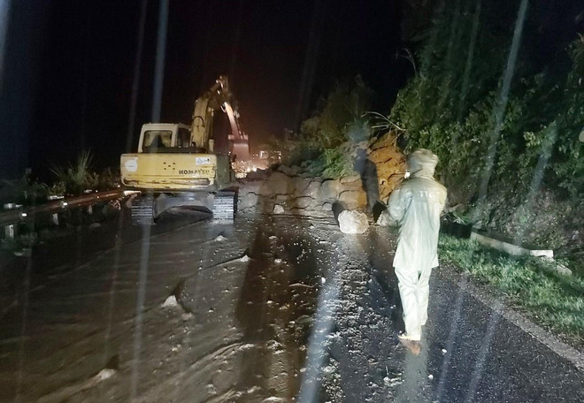 Quốc lộ 6 đoạn qua huyện Vân Hồ bị sạt lở đã được thông tuyến ảnh 1