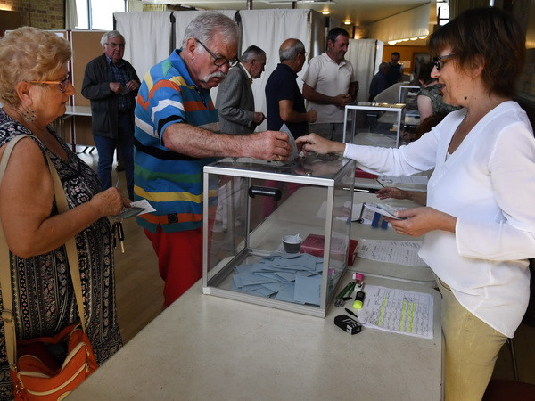 Thủ lĩnh đảng cực hữu FN Le Pen được bầu vào hạ viện Pháp ảnh 1