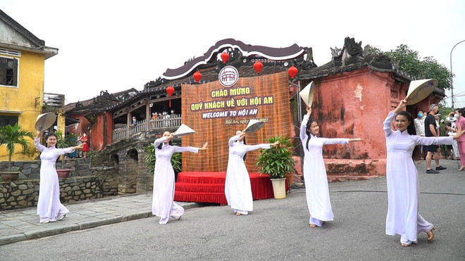 Du khách quốc tế thưởng thức chương trình nghệ thuật tại phố cổ Hội An ảnh 2