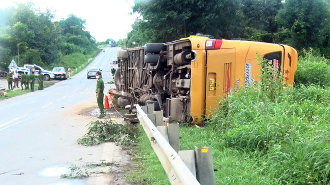 Lật xe khách ở Kon Tum: Một người chết, nhiều người bị thương ảnh 1
