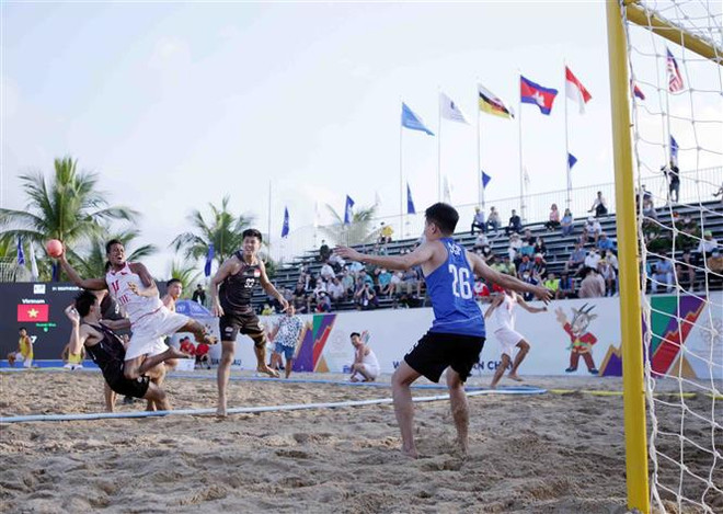 SEA Games 31: Việt Nam có chiến thắng thứ tư môn Bóng ném nam bãi biển ảnh 1