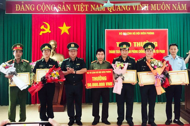 Thủ trưởng Bộ Tư lệnh Bộ đội Biên phòng trao thưởng cho các đơn vị. (Nguồn: qdnd.vn) Phá nhiều chuyên án quan trọng, thu giữ hàng trăm kg ma túy các loại ảnh 1