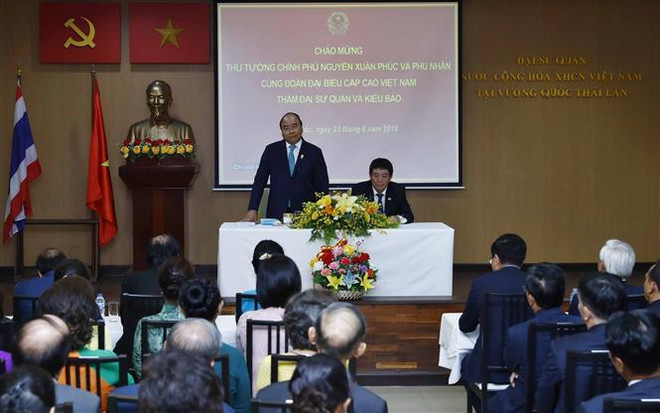 Thủ tướng Nguyễn Xuân Phúc nói chuyện với cán bộ nhân viên Đại sứ quán và cộng đồng người Việt Nam tại Thái Lan. (Ảnh: Thống Nhất/TTXVN) Thủ tướng thăm Đại sứ quán Việt Nam và gặp gỡ kiều bào tại Thái Lan ảnh 1