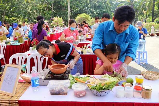 Các thí sinh tham gia hội thi nấu với ăn với chủ đề “Cả nhà vào bếp” trong ngày hội. (Ảnh: Thanh Vũ/TTXVN) TP Hồ Chí Minh: Tuyên dương 100 gia đình văn hóa, hạnh phúc tiêu biểu ảnh 1