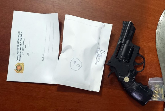 Khởi tố hai đối tượng mua bán ma túy và tàng trữ vũ khí trái phép ảnh 2