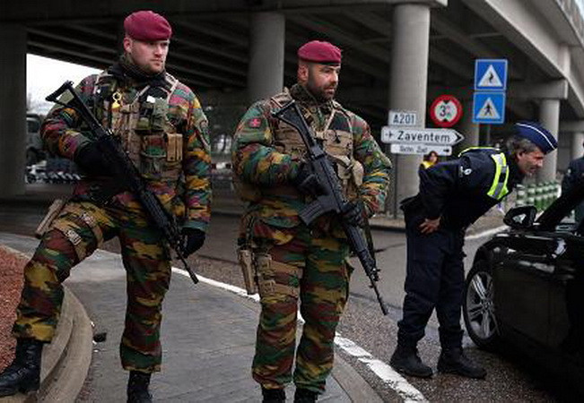 Truy lùng 8 đối tượng liên quan các vụ đánh bom ở châu Âu ảnh 1