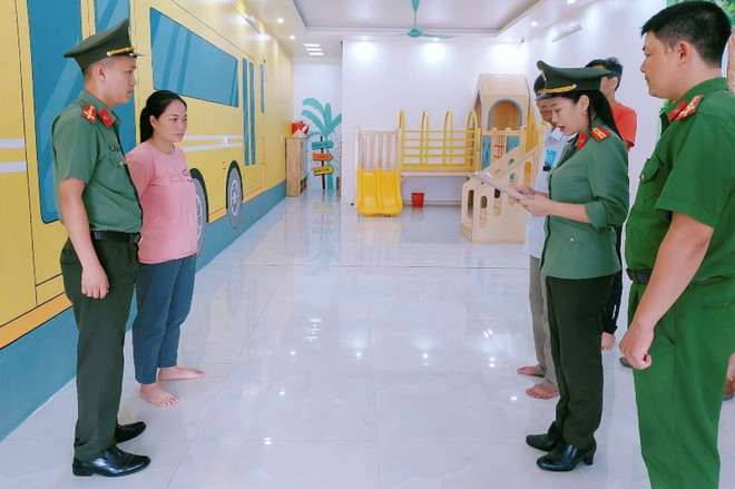 Cơ quan An ninh Điều tra Công an tỉnh Thanh Hóa thi hành Lệnh bắt tạm giam đối với Lê Thị Hồng Vân. (Ảnh: Báo Thanh Hóa) Bắt đối tượng làm giả hồ sơ cho người nước ngoài nhập cảnh trái phép ảnh 1