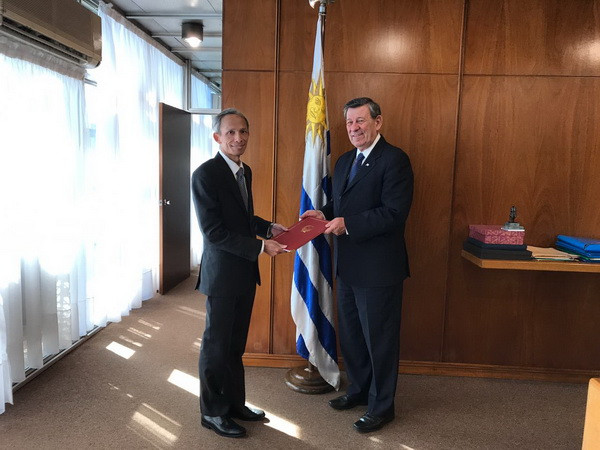 Đại sứ Việt Nam tại Argentina Đặng Xuân Dũng trao bản sao thư ủy nhiệm tới Ngoại trưởng Uruguay Rodofo Nin Novoa. (Ảnh do Đại sứ quán Việt Nam tại Argentina cung cấp) Quan hệ hợp tác Việt Nam-Uruguay tiếp tục phát triển tích cực ảnh 1
