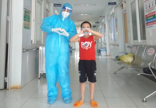 Chuyện về nữ điều dưỡng F0 làm bảo mẫu cho 3 em bé trong khu điều trị ảnh 1