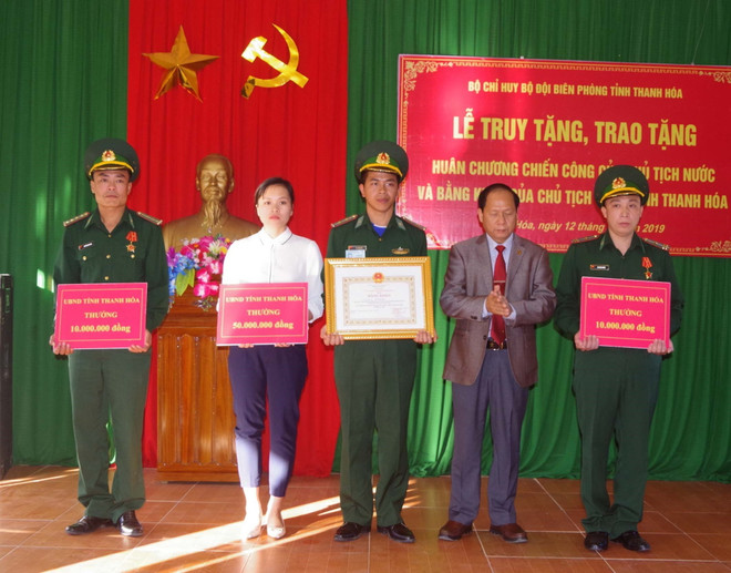 Tặng Bằng khen của Chủ tịch UBND tỉnh cho các đồng chí có thành tích xuất sắc trong thực hiện nhiệm vụ đấu tranh phòng chống ma túy trên biên giới Bát Mọt. (Ảnh: Trịnh Duy Hưng/TTXVN) Truy tặng Huân chương chiến công hạng Nhất cho Thiếu tá Vi Văn Nhất ảnh 1
