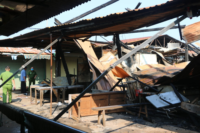 Bình Phước: Cháy chợ trong đêm, 30 kiốt, sạp hàng bị thiêu rụi ảnh 1