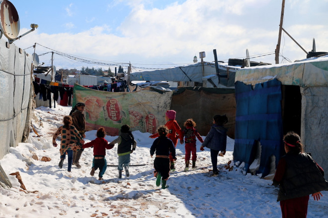 Trẻ em tị nạn Syria tại trại tị nạn al-Hilal ở làng al-Taybeh, thung lũng Bekaa, Liban. (Ảnh: AFP/TTXVN) LHQ hướng dẫn về giám sát tình trạng bắt cóc trẻ em trong xung đột ảnh 1