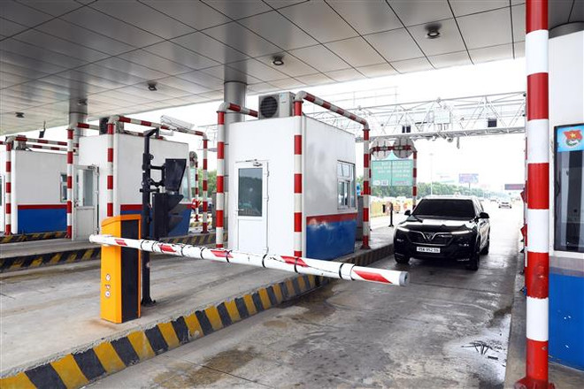 Xe ôtô dùng thẻ ETC góp phần giảm ùn tắc tại các trạm thu phí. (Ảnh: Huy Hùng/TTXVN) Sau 31/7, chưa có thu phí điện tử không dừng sẽ phải "xả trạm" BOT ảnh 2
