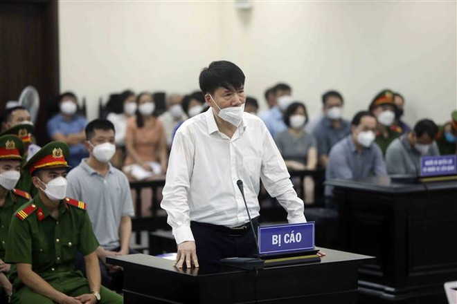 Bị cáo Trương Quốc Cường trả lời câu hỏi của Hội đồng xét xử. (Ảnh: An Đăng/TTXVN) Xét xử vụ thuốc giả: Bị cáo Trương Quốc Cường xin giảm án cho cấp dưới ảnh 1