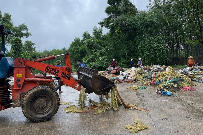 TT-Huế: Bắt quả tang công ty cao su xả chất thải rắn ra môi trường ảnh 1