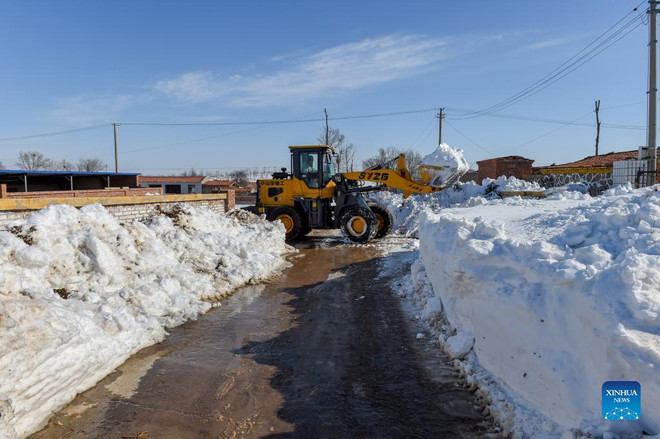 Các địa phương miền Bắc Trung Quốc chạy đua đối phó với bão tuyết ảnh 1