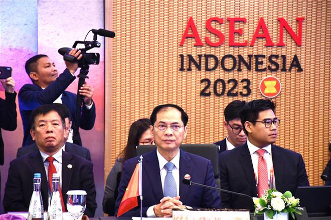 Bộ trưởng Ngoại giao Bùi Thanh Sơn tham dự chuỗi Hội nghị Bộ trưởng Ngoại giao ASEAN (AMM) lần thứ 56 tại Jakarta. (Ảnh: TTXVN phát) AMM-56 thông qua Tuyên bố chung kỷ niệm 30 năm thành lập ARF ảnh 1