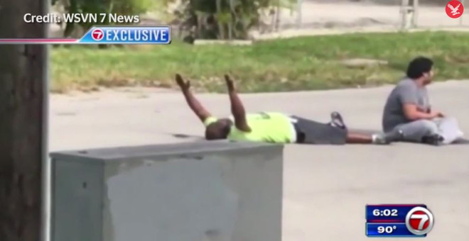 Cảnh sát Mỹ gây sốc vì bắn người da đen giơ tay đầu hàng ảnh 1