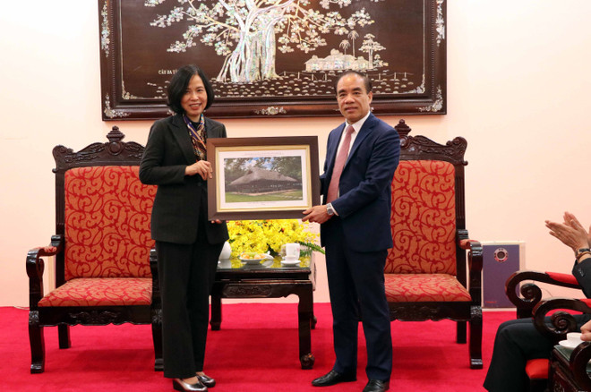 Bí thư Tỉnh ủy Tuyên Quang Chẩu Văn Lâm tặng TTXVN bức ảnh Đình Tân Trào. (Ảnh: Quang Cường/TTXVN) ttxvn_doan_cong_tac_cua_ttxvn_lam_viec_voi_tinh_tuyen_quang_3.jpg