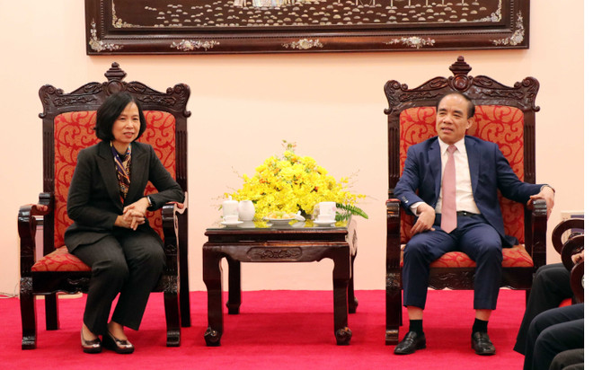 Tổng Giám đốc TTXVN Vũ Việt Trang làm việc với Bí thư Tỉnh ủy Tuyên Quang Chẩu Văn Lâm. (Ảnh: Quang Cường/TTXVN) ttxvn_doan_cong_tac_cua_ttxvn_lam_viec_voi_tinh_tuyen_quang_1.jpg