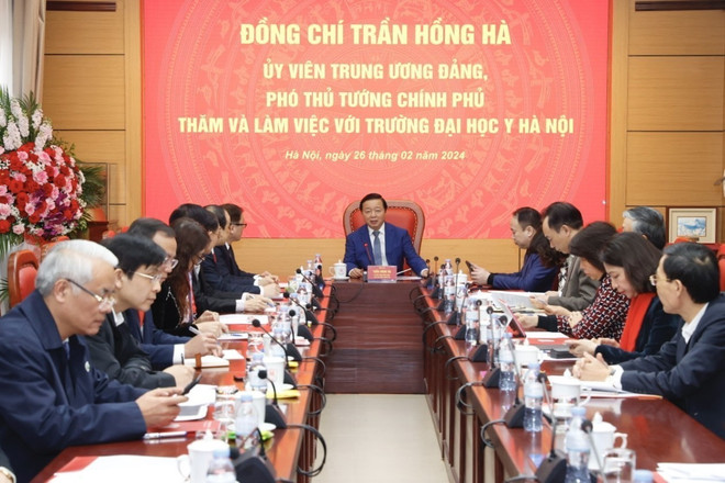 Phó Thủ tướng Trần Hồng Hà làm việc với lãnh đạo trường Đại học Y Hà Nội. (Ảnh: Minh Quyết/TTXVN) ttxvn_pho_thu_tuong_tran_hong_ha_tham_dai_hoc_y_ha_noi_3.jpeg