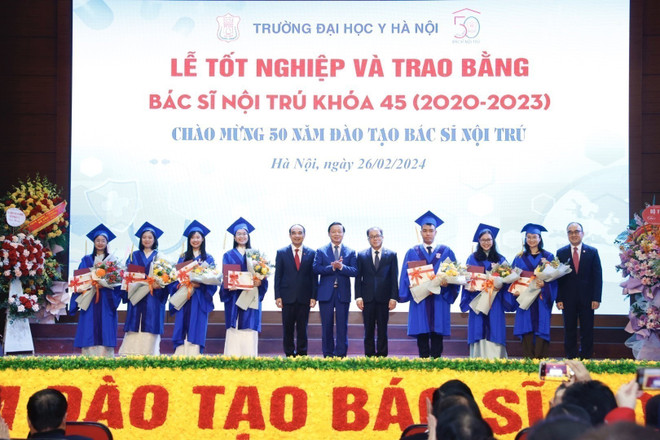 Phó Thủ tướng Chính phủ Trần Hồng Hà chúc mừng bác sỹ nội trú Khóa 45 - Đại học Y Hà Nội nhân ngày Thầy thuốc Việt Nam. (Ảnh: Minh Quyết/TTXVN) ttxvn_pho_thu_tuong_tran_hong_ha_tham_dai_hoc_y_ha_noi_4.jpeg