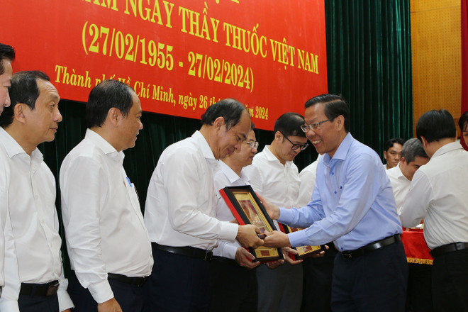 Chủ tịch UBND Thành phố Hồ Chí Minh Phan Văn Mãi tặng quà cho lãnh đạo các viện, trường, bệnh viện và lãnh đạo ngành y tế Thành phố. (Ảnh: Thanh Vũ/TTXVN) ttxvn_lanh_dao_thanh_pho_ho_chi_minh_gap_go_cac_the_he_nganh_y_te_2.jpg