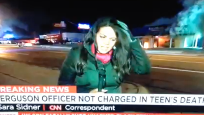 Phóng viên CNN bị ném đá vào đầu khi làm phóng sự trực tiếp ảnh 1