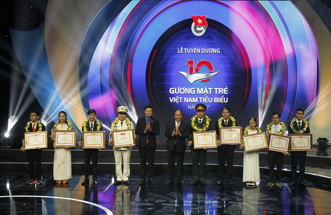 Thủ tướng dự Lễ tuyên dương 10 Gương mặt trẻ Việt Nam tiêu biểu ảnh 1