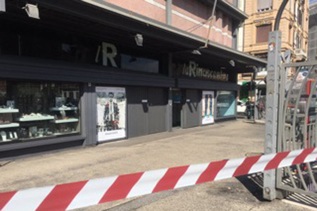 Hai trung tâm mua sắm ở Rome phải sơ tán do bị đe dọa đánh bom ảnh 1