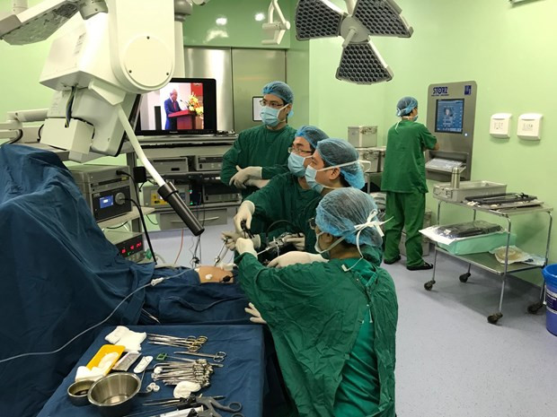 Cấp cứu kịp thời người đàn ông bị thủng ruột do nuốt phải tăm ảnh 1