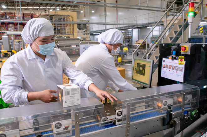 Cần xúc tiến các biện pháp giải phóng nguồn lực cho khu vực doanh nghiệp và cơ sở sản xuất kinh doanh, nhất là các mặt hàng công nghiệp chủ lực như dệt may, da giầy, điện tử… và các ngành dịch vụ thị trường. (Ảnh: Vietnam+) Nestlé Việt Nam 1.jpg