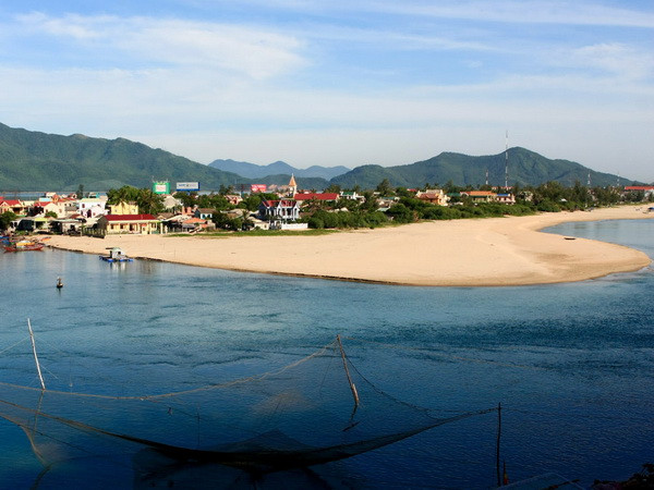 Làm rõ nguyên nhân nước biển ở Lăng Cô chuyển sang màu vàng ảnh 1