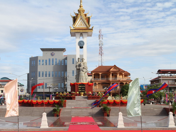 Khánh thành tượng đài hữu nghị Việt Nam-Campuchia và Đài độc lập ảnh 1