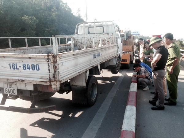 Xe ôtô va chạm với xe đầu kéo làm một người chết tại chỗ ảnh 1