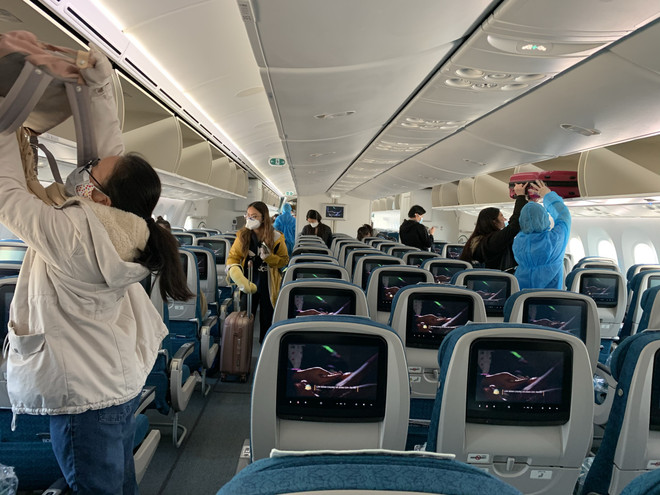 Hành khách trên chuyến bay của Vietnam Airlines thực hiện ngồi giãn cách ghế theo đúng quy định. (Ảnh: CTV/Vietnam+) Không áp dụng giãn cách 1m hoặc ghế ngồi với thành viên trong gia đình ảnh 1
